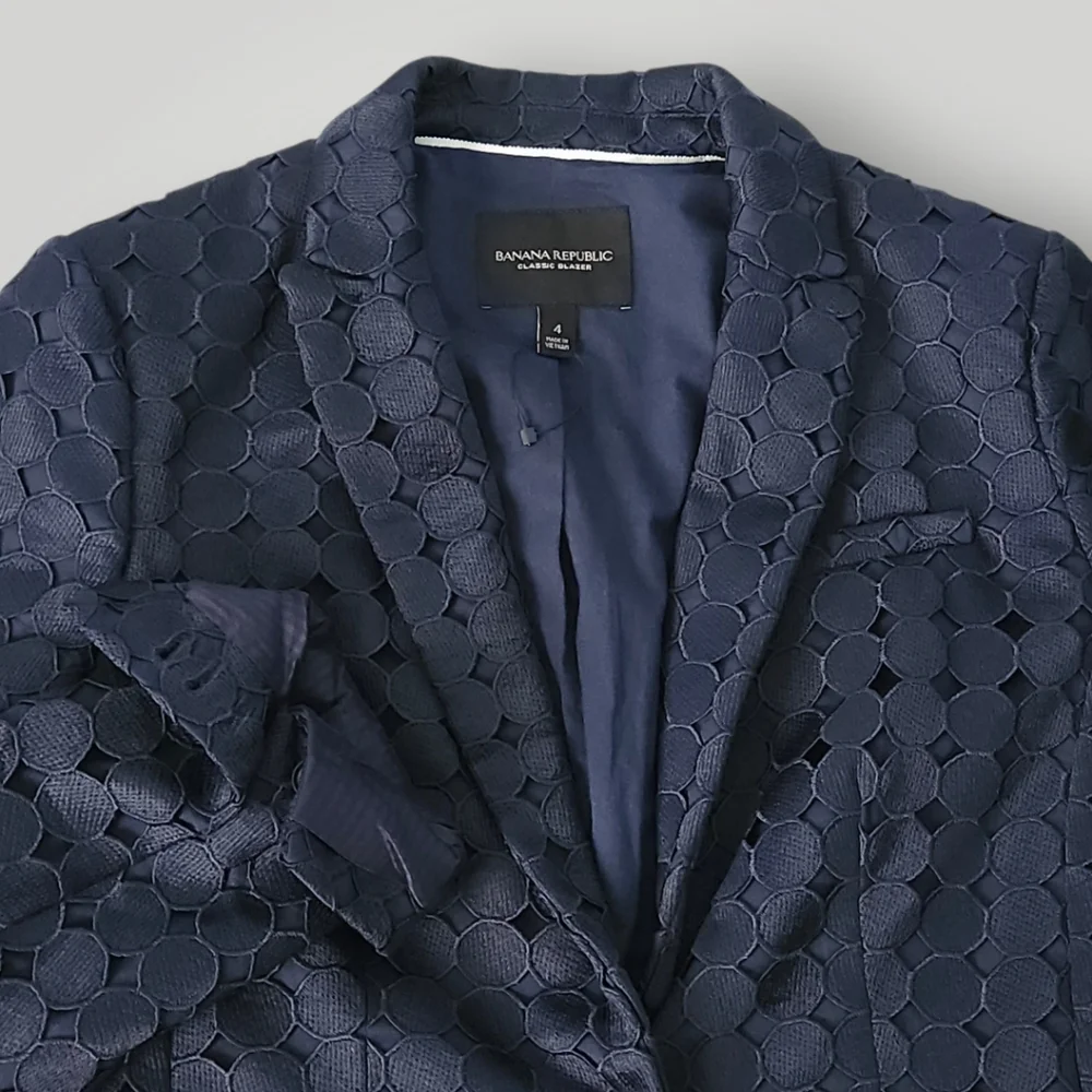 Banana Republic Classic Blazer‎ 4 Navy Quiet Luxury Circle Eyelet Lace Overlay